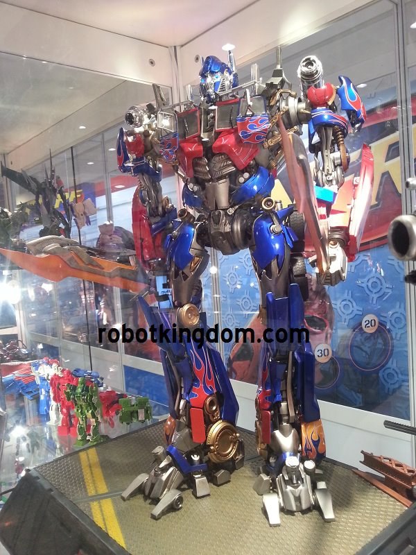 Transformers DOTM Optimus Prime And Bumblebee Statues From Calibre  (3 of 8)